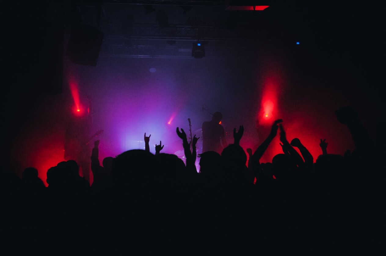 Celeste (F) – Stirnlampen auf, hier kommt die Soundwand: Celeste bringen "Assassine(s)" live nach Köln. – Danke.