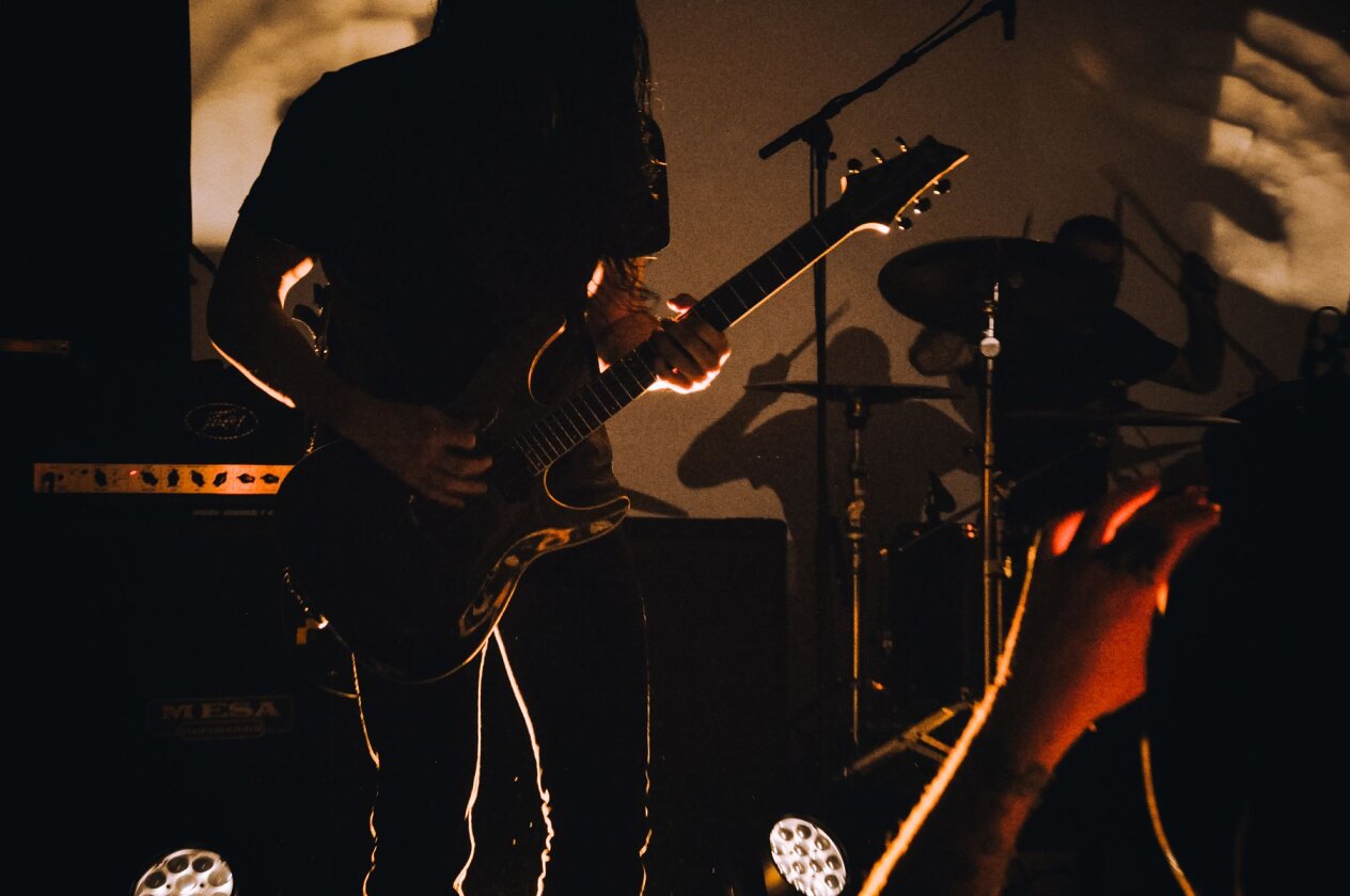 Celeste (F) – Stirnlampen auf, hier kommt die Soundwand: Celeste bringen "Assassine(s)" live nach Köln. – Guillaume Rieth.