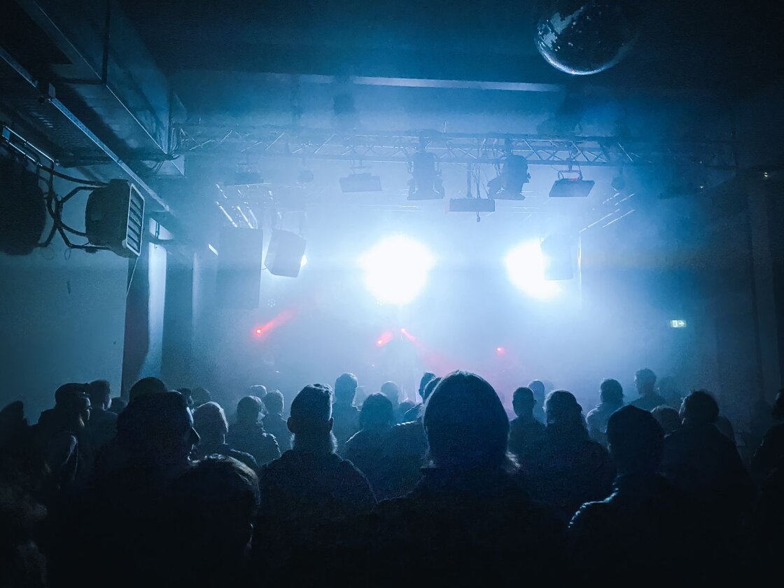 Celeste (F) – Stirnlampen auf, hier kommt die Soundwand: Celeste bringen "Assassine(s)" live nach Köln. – Celeste live in Köln.
