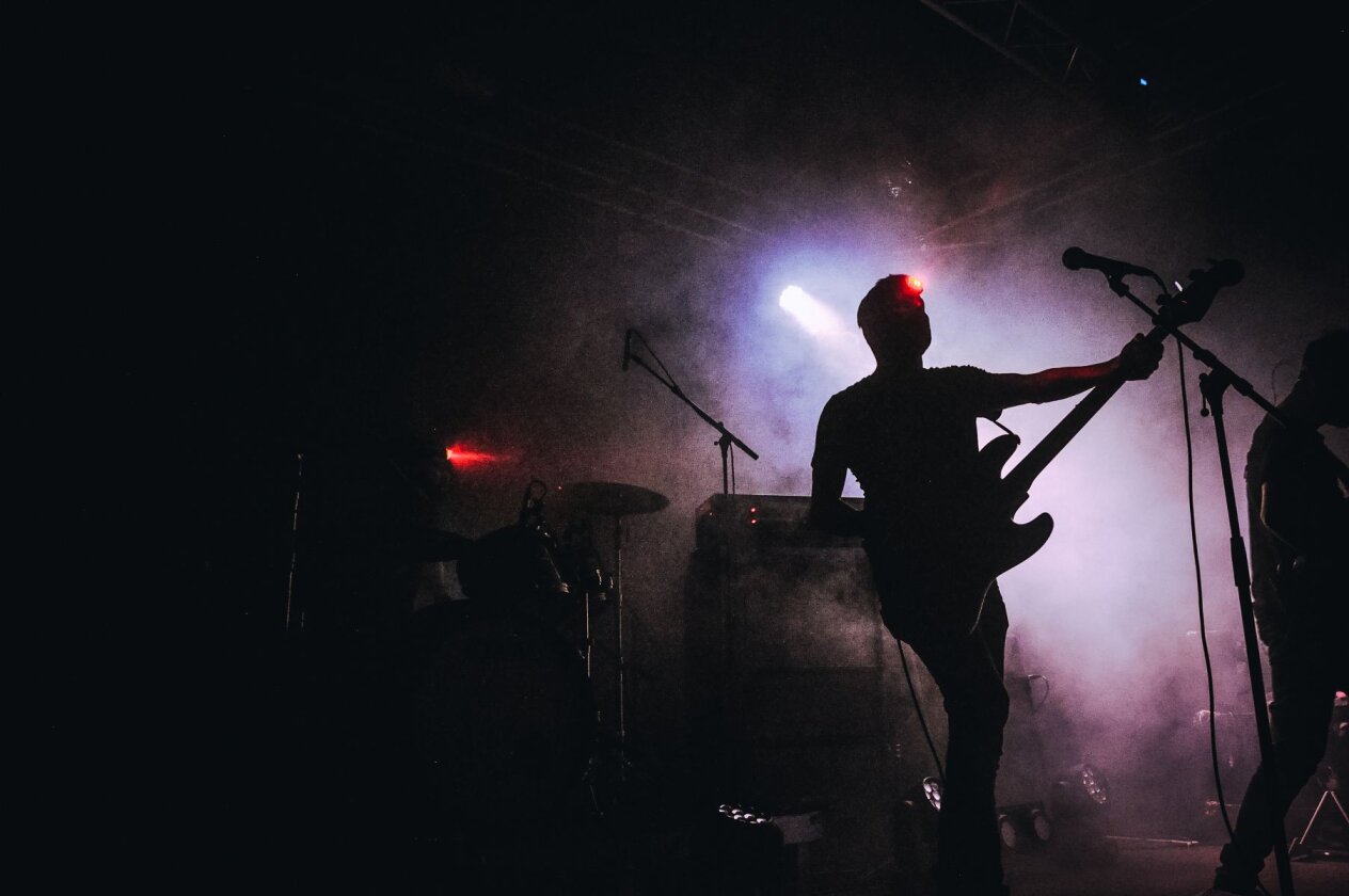 Celeste (F) – Stirnlampen auf, hier kommt die Soundwand: Celeste bringen "Assassine(s)" live nach Köln. – Die Lösung bei viel Nebel und wenig Sicht: Stirnlampen.