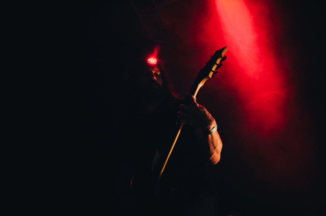 Celeste (F) – Stirnlampen auf, hier kommt die Soundwand: Celeste bringen "Assassine(s)" live nach Köln. – Rieth.