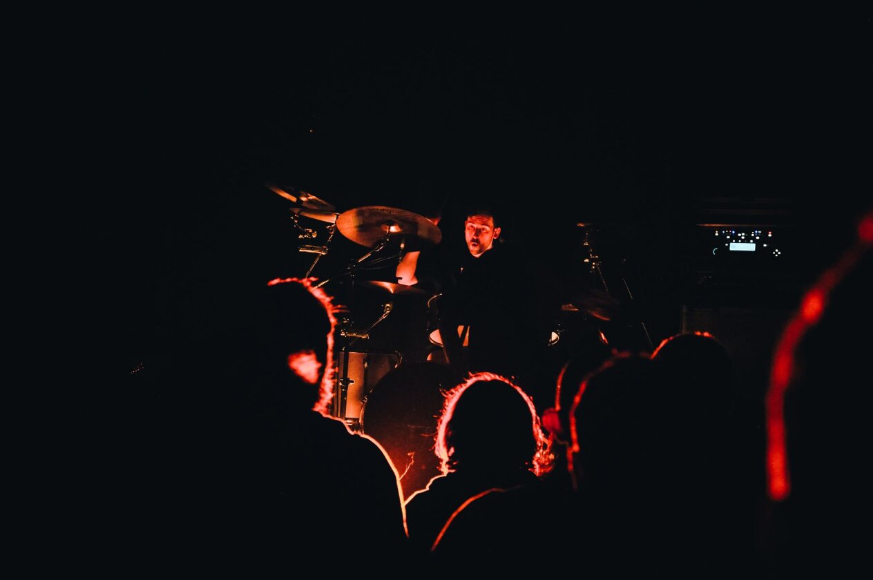 Celeste (F) – Stirnlampen auf, hier kommt die Soundwand: Celeste bringen "Assassine(s)" live nach Köln. – Vorab heizen Conjurer ein.