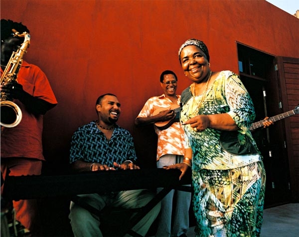 2009 präsentiert Cesária Évora "Nha Sentimento". – ... kapverdischen Musik ...