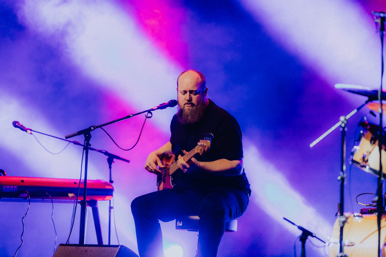 Charlie Cunningham – Mit dem aktuellen Album "In Light" im Frühjahr auf Deutschlandtour - und die nächsten Termine für Herbst stehen bereits fest. – Am Bass.