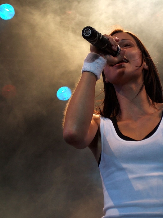 Christina Stürmer – Christina stürmt die Burgruine bei Singen. – 