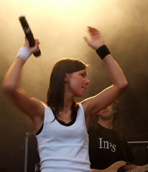 Christina Stürmer – Christina stürmt die Burgruine bei Singen. – 