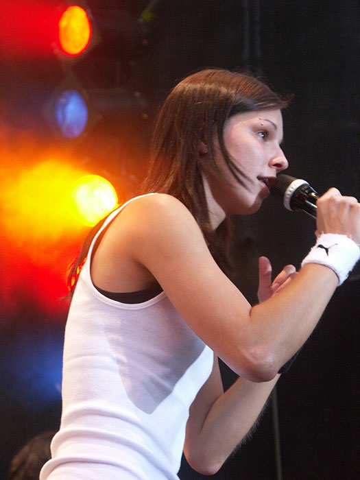 Christina Stürmer – Christina stürmt die Burgruine bei Singen. – 