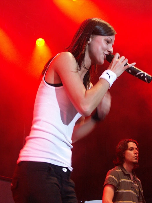 Christina Stürmer – Christina stürmt die Burgruine bei Singen. – 