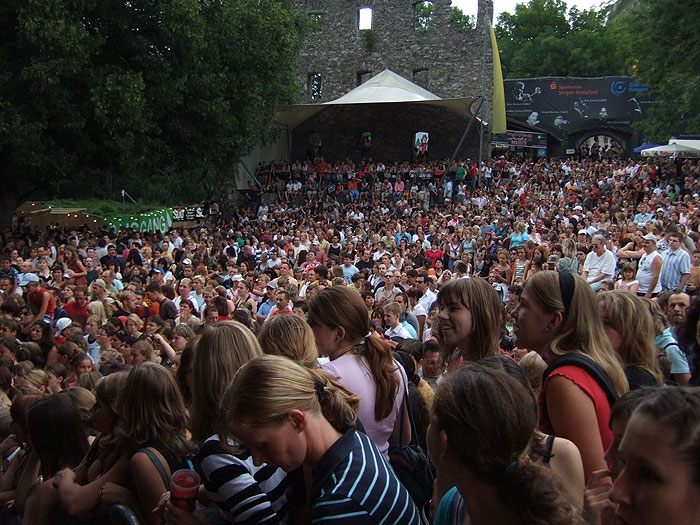 Christina Stürmer – Christina stürmt die Burgruine bei Singen. – 