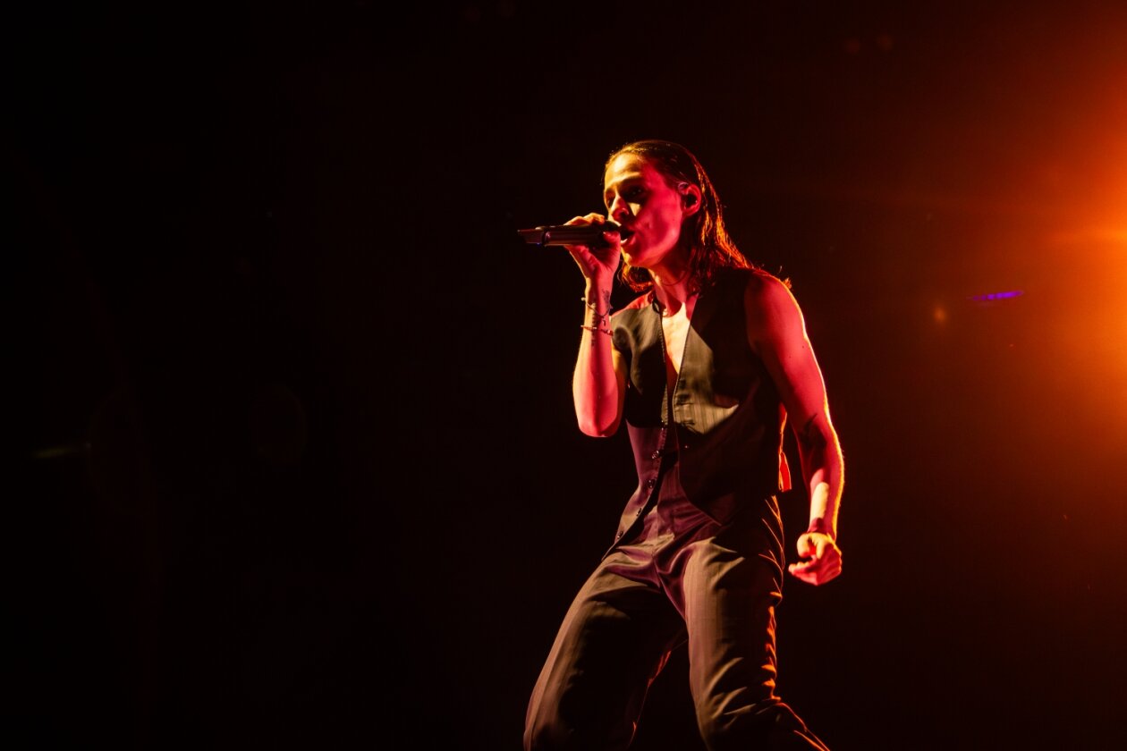 Beeindruckendes One-Man-Theater bei Nacht. – Christine And The Queens.
