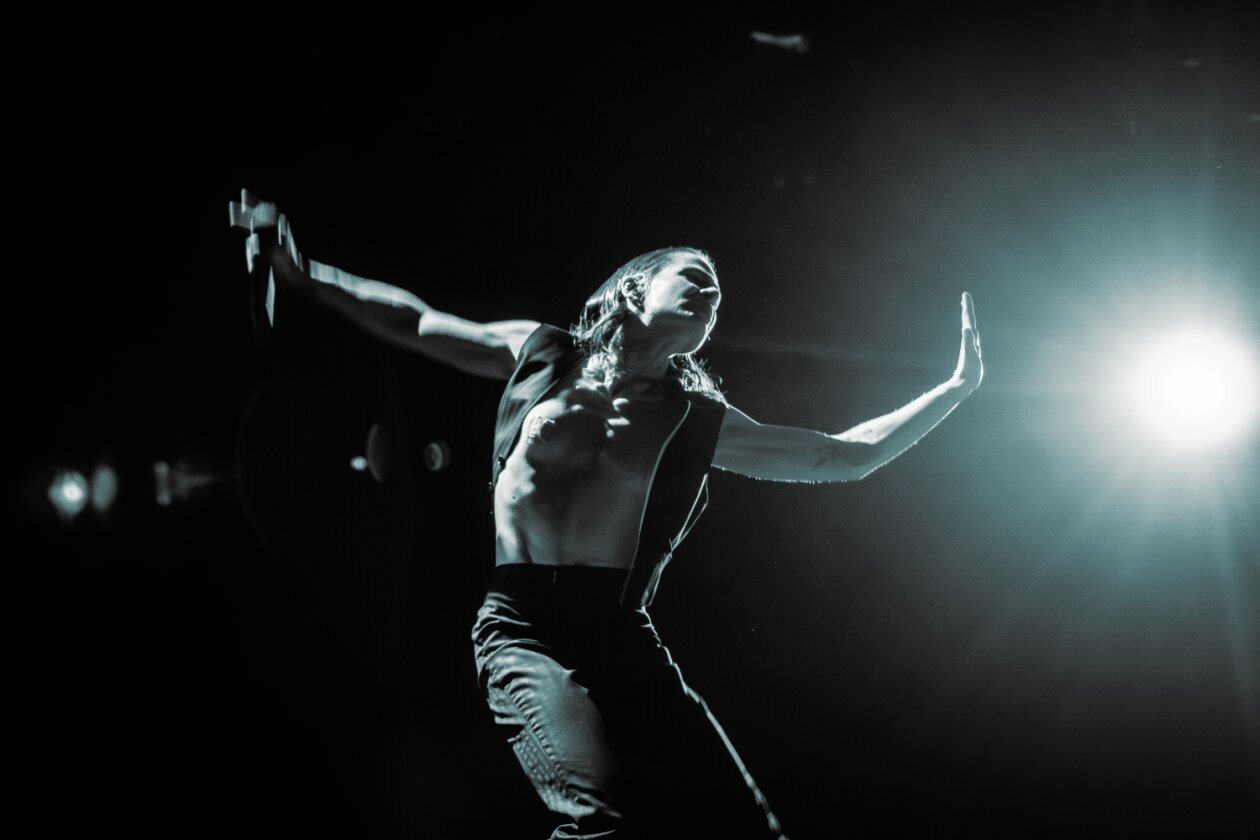 Beeindruckendes One-Man-Theater bei Nacht. – Christine And The Queens.