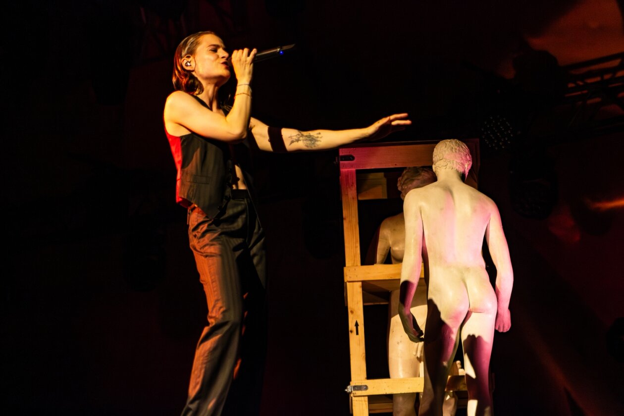 Beeindruckendes One-Man-Theater bei Nacht. – Christine And The Queens.