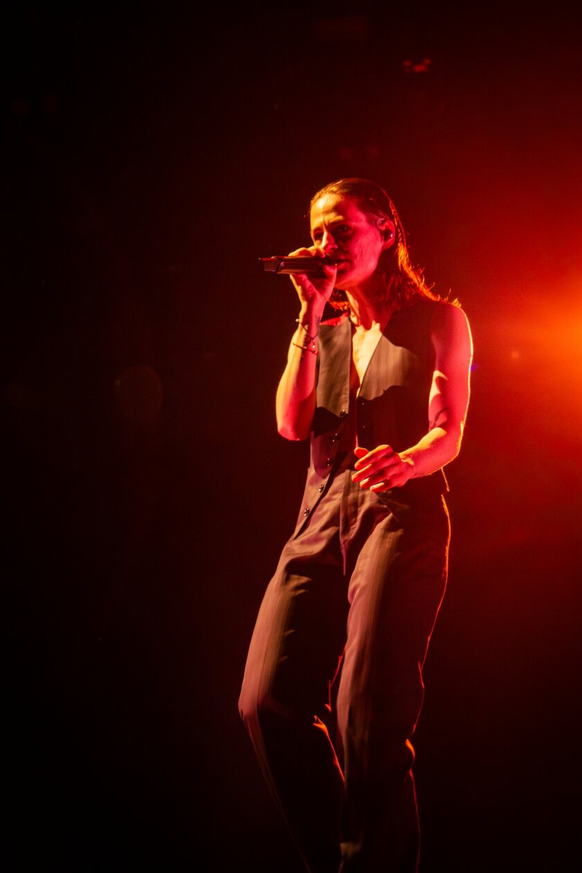 Beeindruckendes One-Man-Theater bei Nacht. – Christine And The Queens.