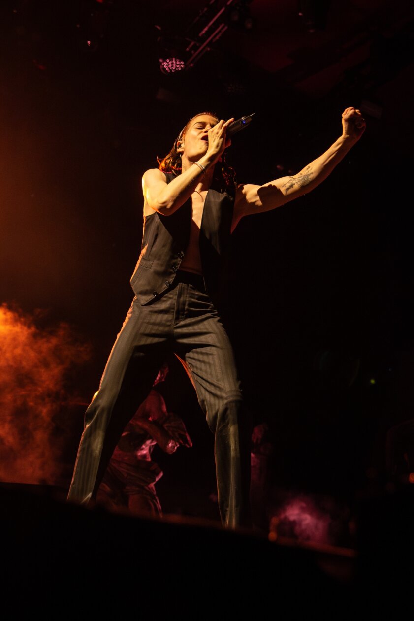 Beeindruckendes One-Man-Theater bei Nacht. – Christine And The Queens.