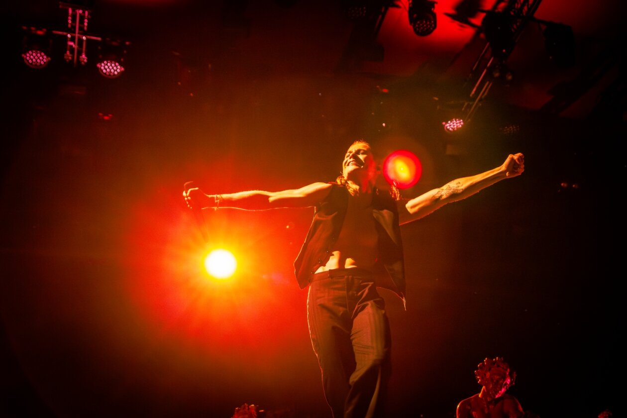 Beeindruckendes One-Man-Theater bei Nacht. – Christine And The Queens.