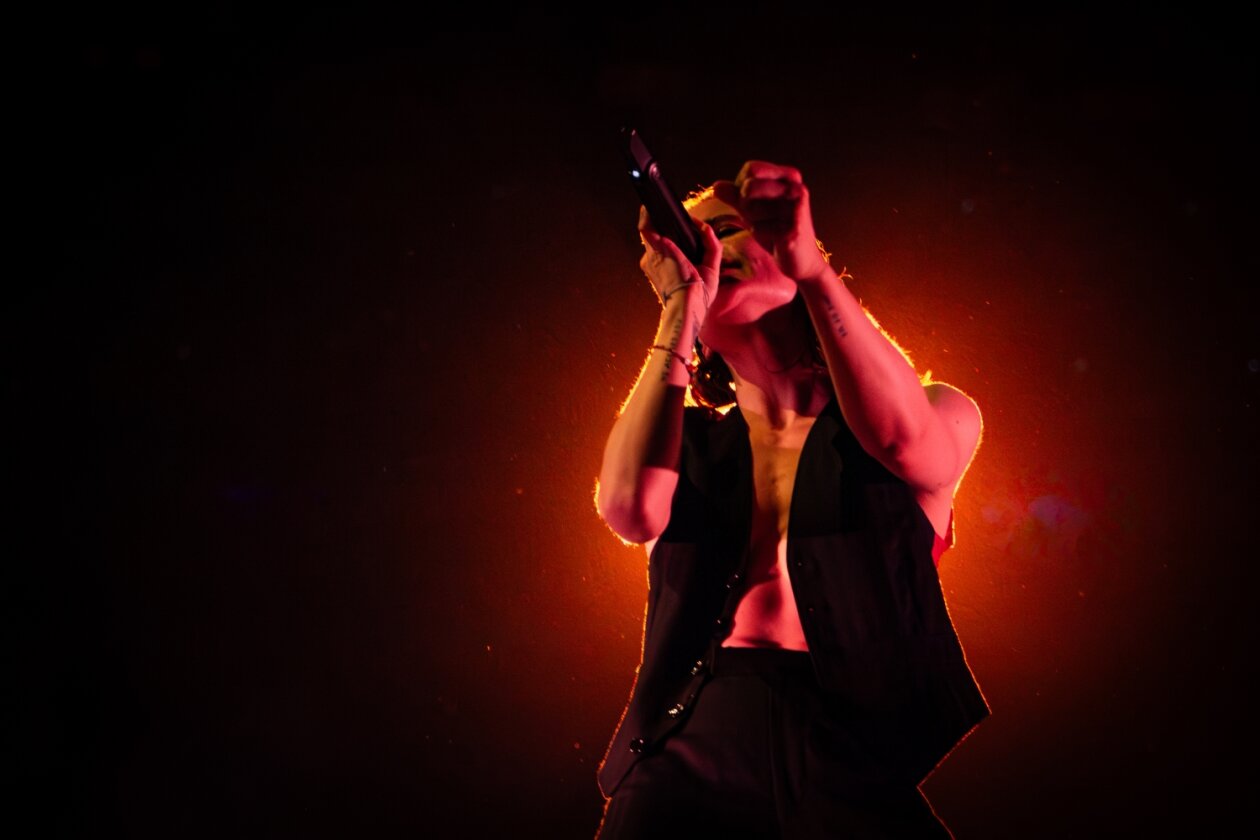 Beeindruckendes One-Man-Theater bei Nacht. – Christine And The Queens.