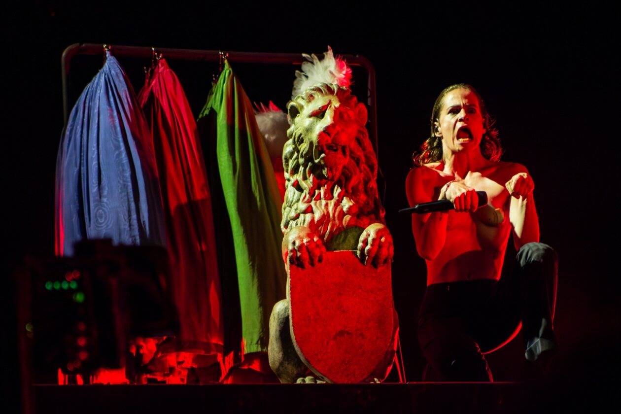 Beeindruckendes One-Man-Theater bei Nacht. – Christine And The Queens.
