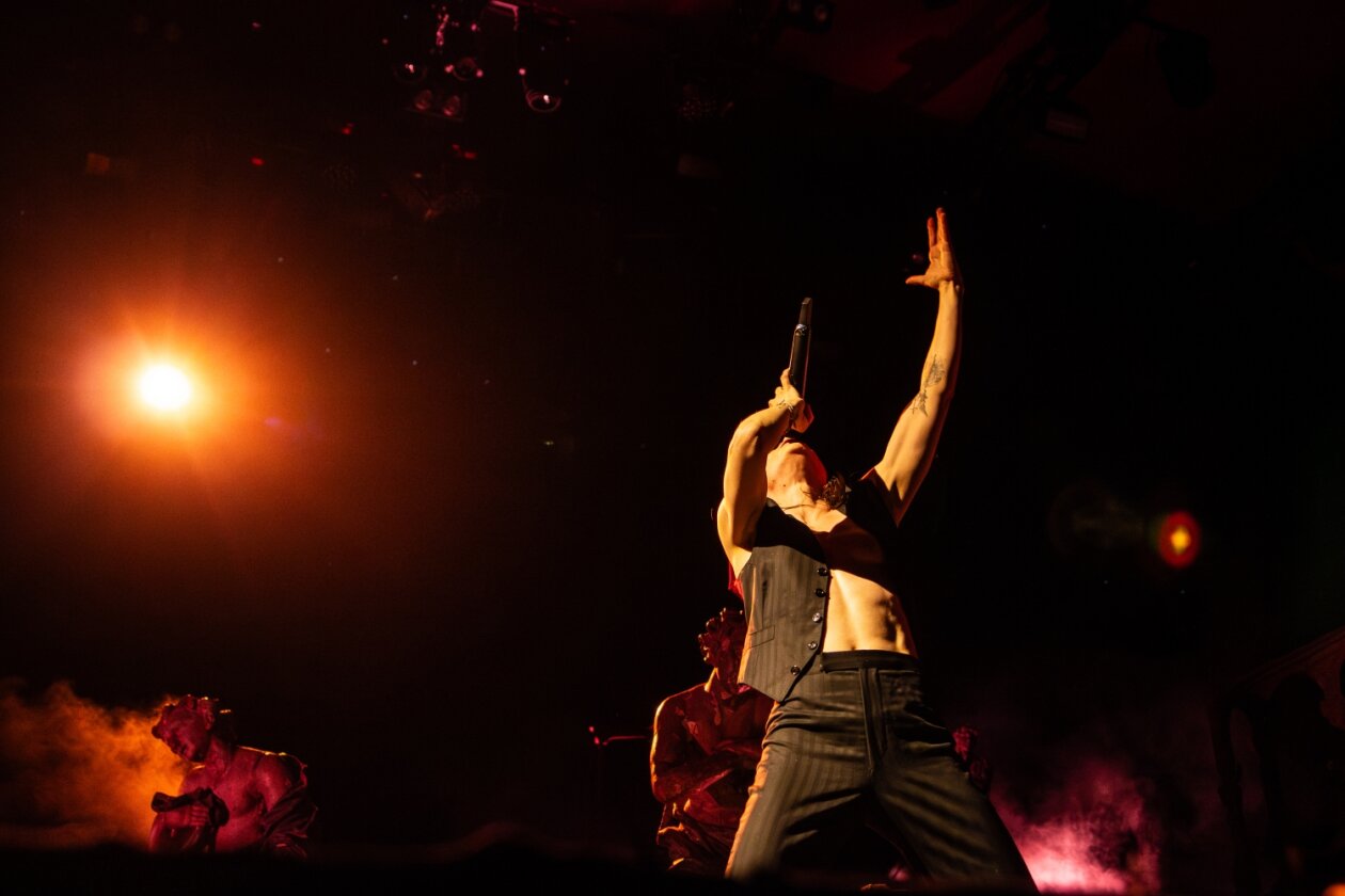 Beeindruckendes One-Man-Theater bei Nacht. – Christine And The Queens auf der Orange Stage.
