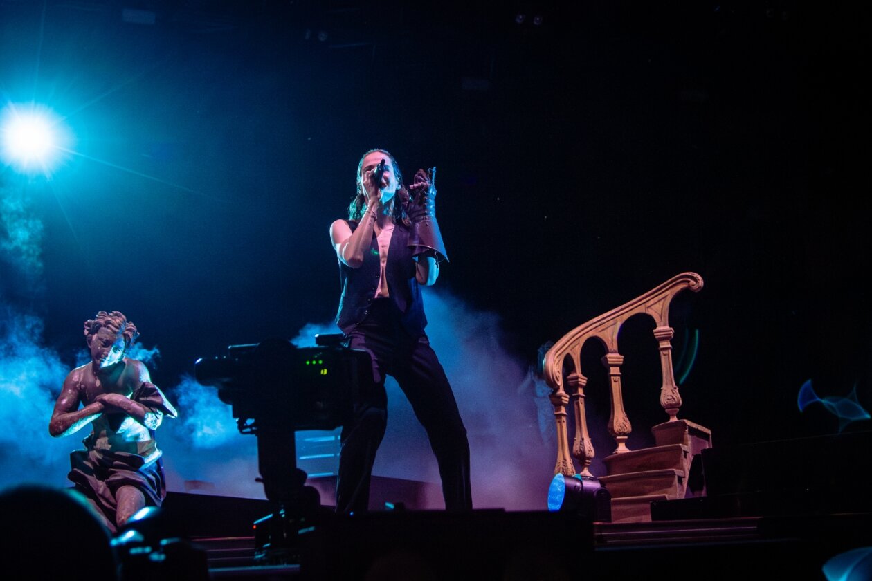 Beeindruckendes One-Man-Theater bei Nacht. – Christine And The Queens in Roskilde.