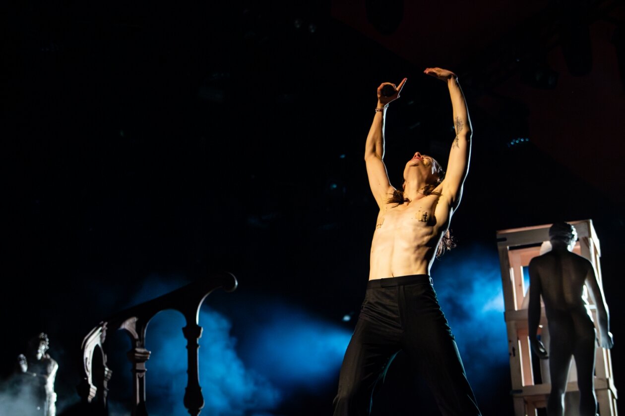 Christine And The Queens – Beeindruckendes One-Man-Theater bei Nacht. – Nachts um 1 auf der Hauptbühne.
