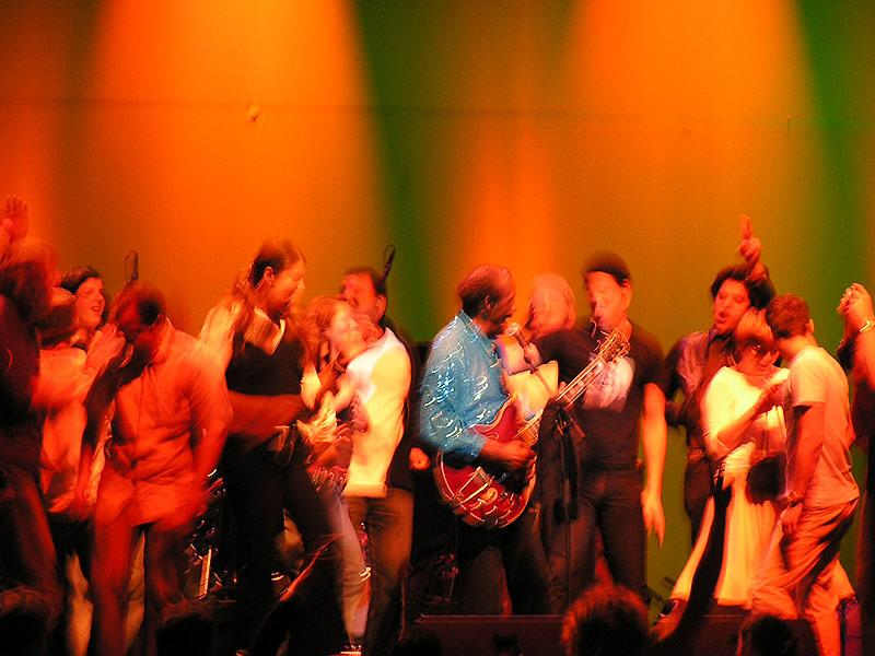 Ruhig sitzen bleiben? Keine Lust. Fans stürmen zu Chuck Berry auf die Bühne. – 