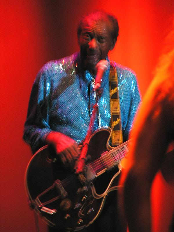 Ruhig sitzen bleiben? Keine Lust. Fans stürmen zu Chuck Berry auf die Bühne. – 