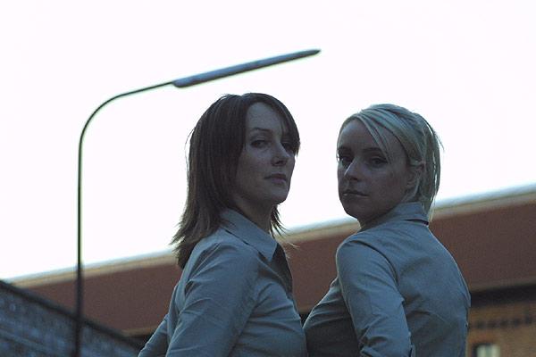 Client posen vor ihrem Auftritt im Kölner E-Werk, August 2003. – 