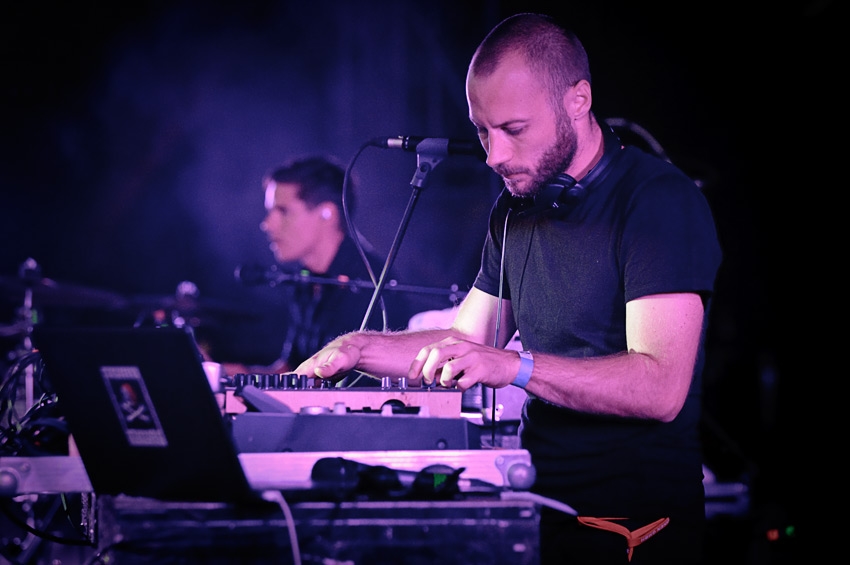 Clueso – Unser Fotograf war beim Vorzeige-Emcee auf der Bühne. – Knöpfchendreher bei der Arbeit.
