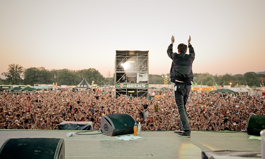 Clueso – Unser Fotograf war beim Vorzeige-Emcee auf der Bühne. – Chiemsee live.