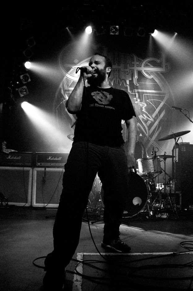 Clutch – Die toughe Crew aus Germantown, MD in der Hansestadt. – Neil am Mic.