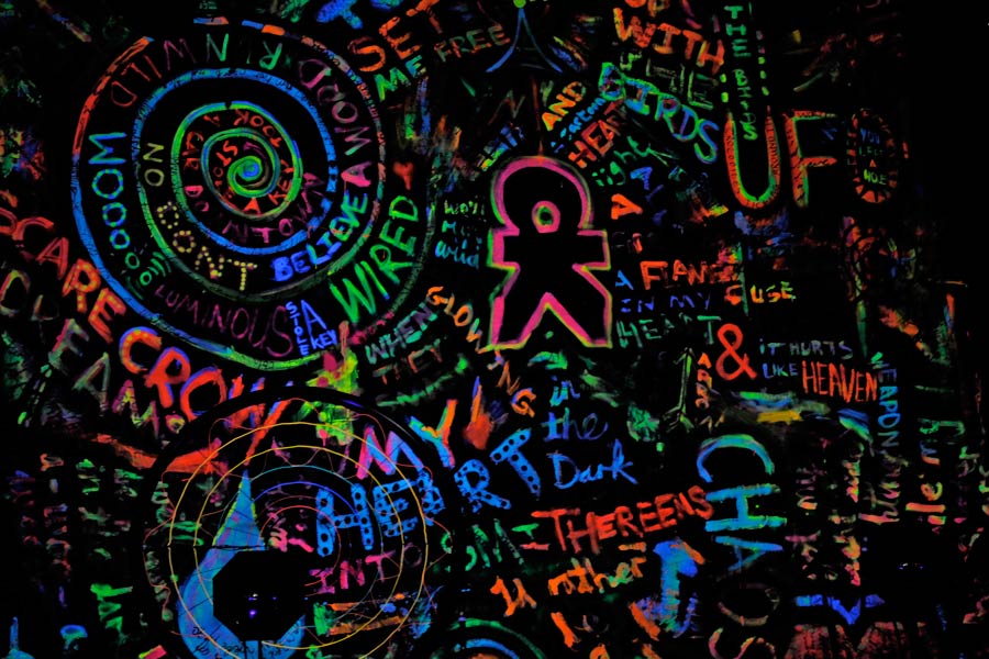 Coldplay spielen ein exklusives Radiokonzert im Kölner E-Werk. – Wie immer mit aufwendigem Artwork: Coldplay