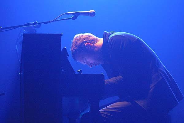 Coldplay – Chris Martins Glanzauftritt in Düsseldorf, April 2003. – 