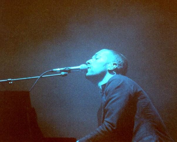 Coldplay – Schmachtend und melancholisch wie immer: Chris Martin. – Look how they shine for you