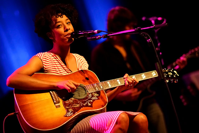 Corinne Bailey Rae – Einfühlsamer Soul-Jazz-Pop, emotional vorgetragen. – 