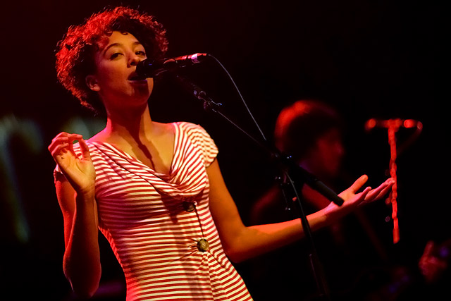 Corinne Bailey Rae – Einfühlsamer Soul-Jazz-Pop, emotional vorgetragen. – 