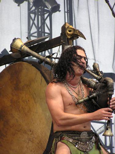 Corvus Corax – Live wie immer ein buntes Spiel aus Farben, Klängen und Instrumenten. – 