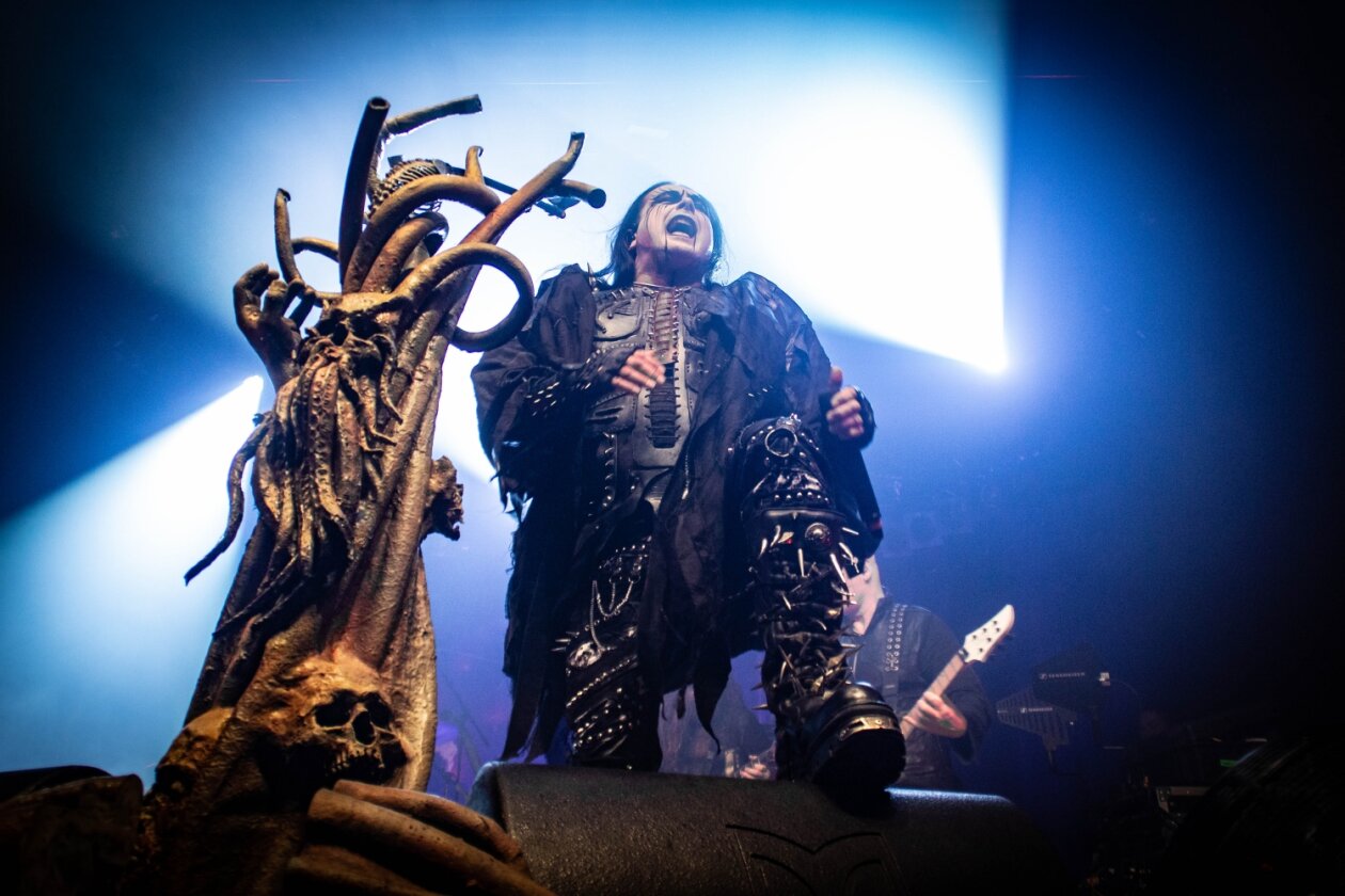 Dark Horses And Forces: Cradle Of Filth kreischen wieder. – Bühnendeko muss schon sein.