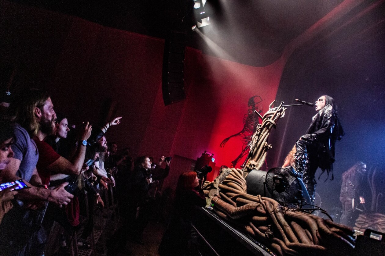 Dark Horses And Forces: Cradle Of Filth kreischen wieder. – Man beachte das Skelett am Bühnenrand.