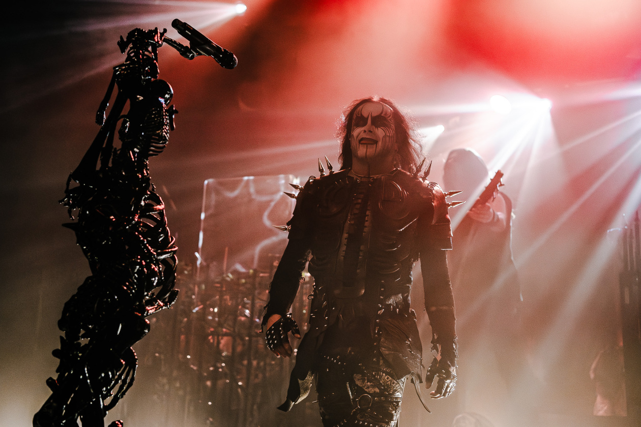 Schwärzer geht es kaum: Dani Filth und Band. – Cradle Of Filth