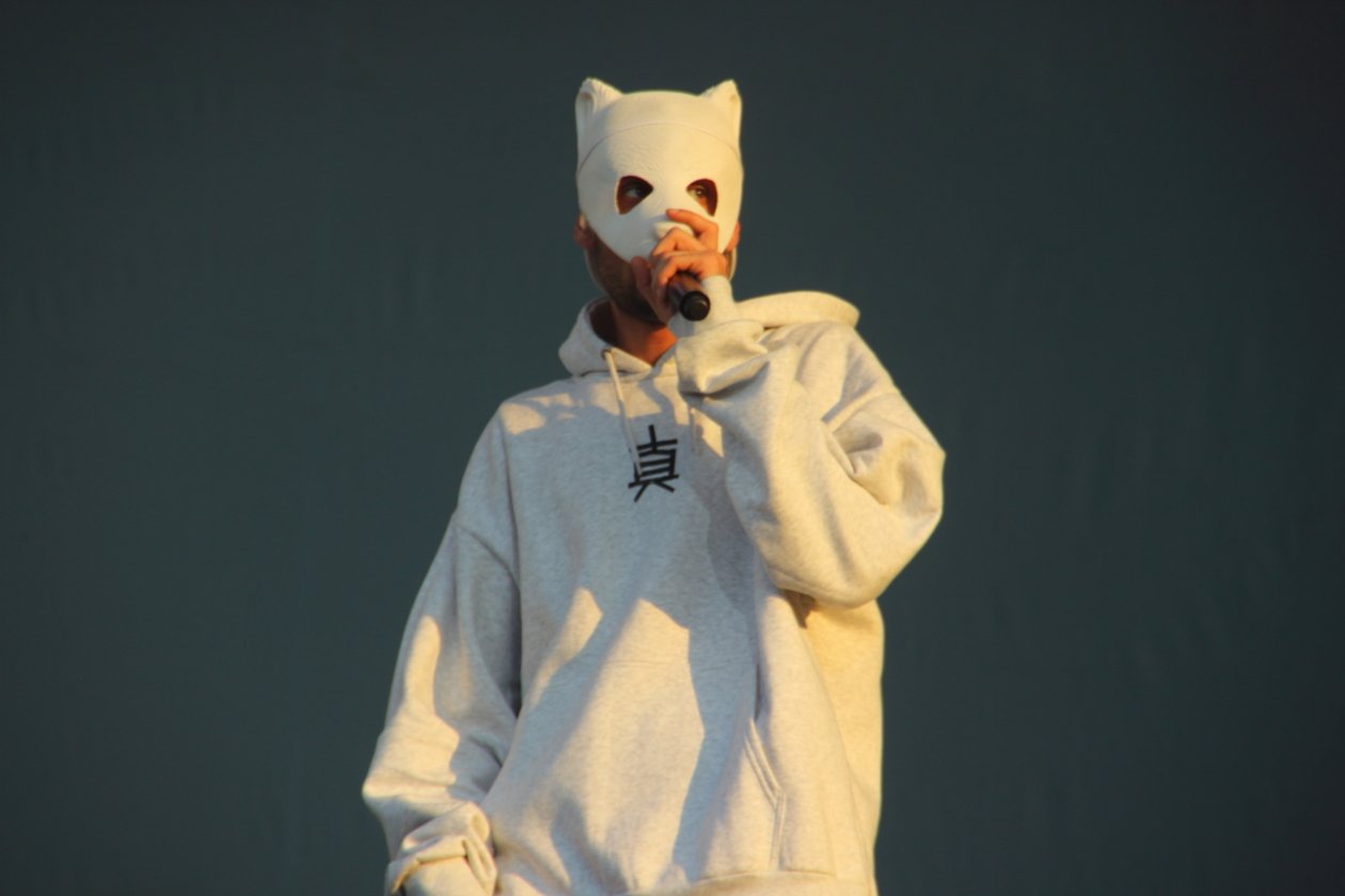 Cro – Panda-Alarm auf der Pferderennbahn Hoppegarten. – Das neue Album "Tru." ist gerade mal zwei Tage alt.