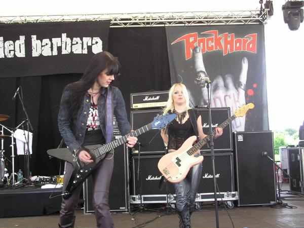 Crucified Barbara sorgen als All-Girl-Band auf dem Festival für regen Zulauf. – 