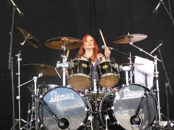 Crucified Barbara sorgen als All-Girl-Band auf dem Festival für regen Zulauf. – 