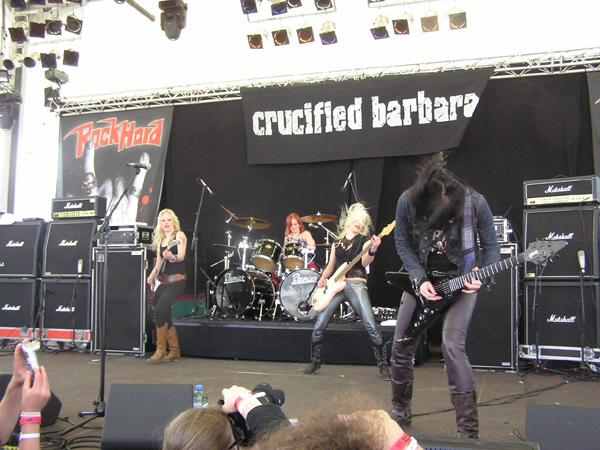 Crucified Barbara sorgen als All-Girl-Band auf dem Festival für regen Zulauf. – 