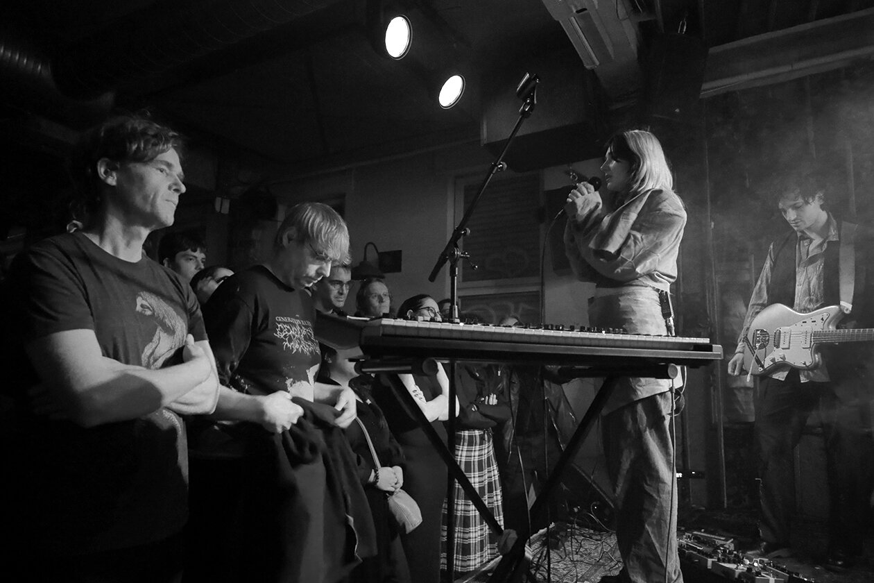 Die Post-Punks aus Wien mit düsteren Sounds im ausverkauften Club. Der Support Liv Alma (Papercup) begeistert mit sphärischem Ambient. – Ansprache ans Publikum: Culk.