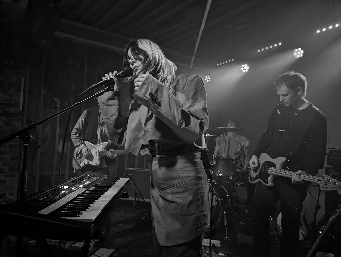 Die Post-Punks aus Wien mit düsteren Sounds im ausverkauften Club. Der Support Liv Alma (Papercup) begeistert mit sphärischem Ambient. – Wie ein Hulk: Culk.