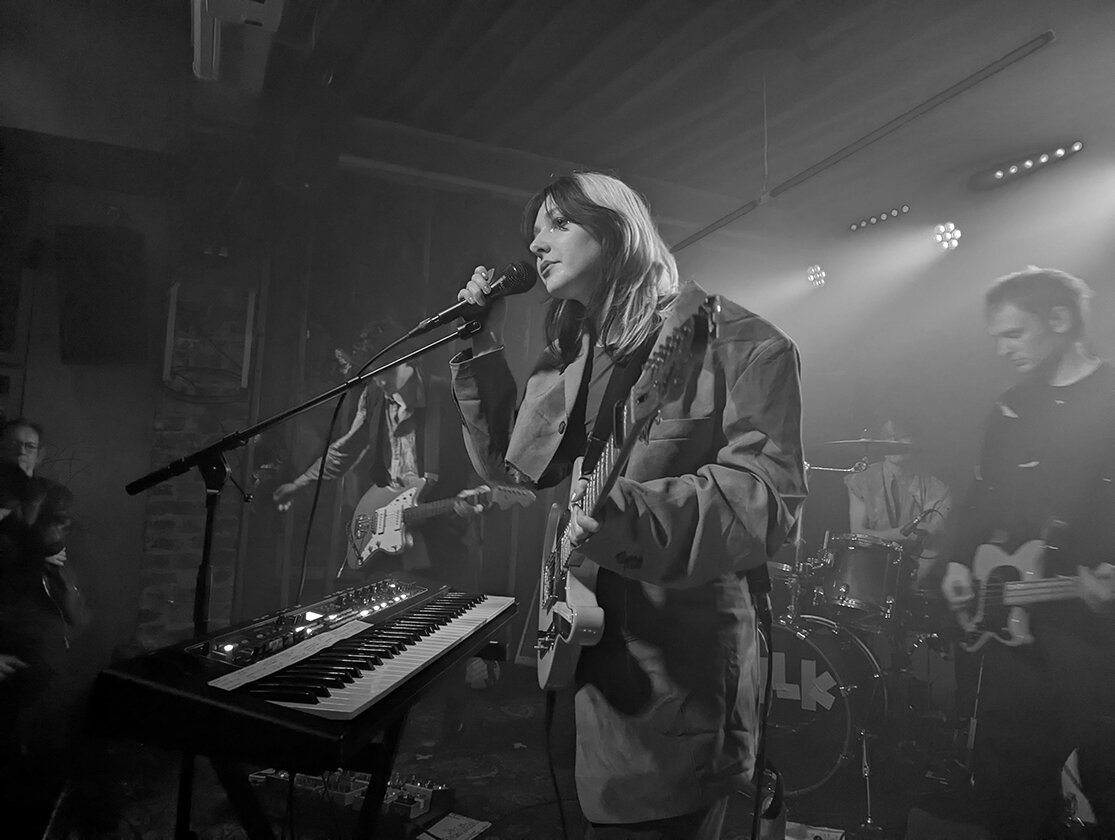 Die Post-Punks aus Wien mit düsteren Sounds im ausverkauften Club. Der Support Liv Alma (Papercup) begeistert mit sphärischem Ambient. – Culk & Ulk.