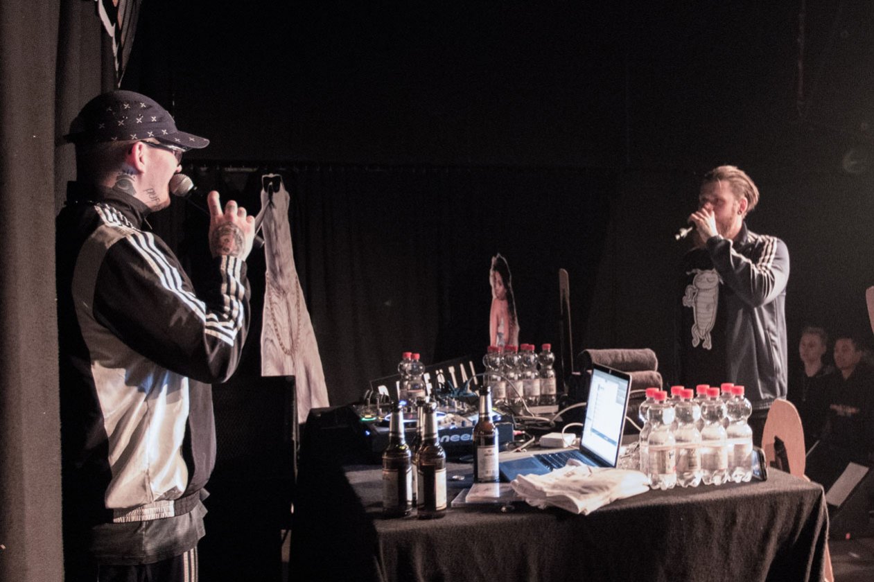 Die ersten tighten Wei$$en live. – DCVDNS.