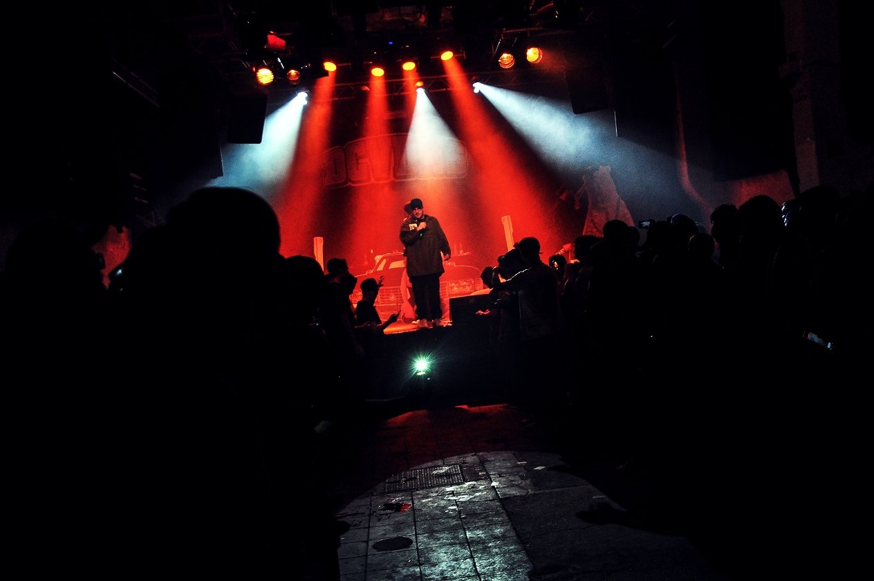 Der erste tighte Wei$$e auf Tour: DCVDNS live in Köln. – Geheimer Videodreh.
