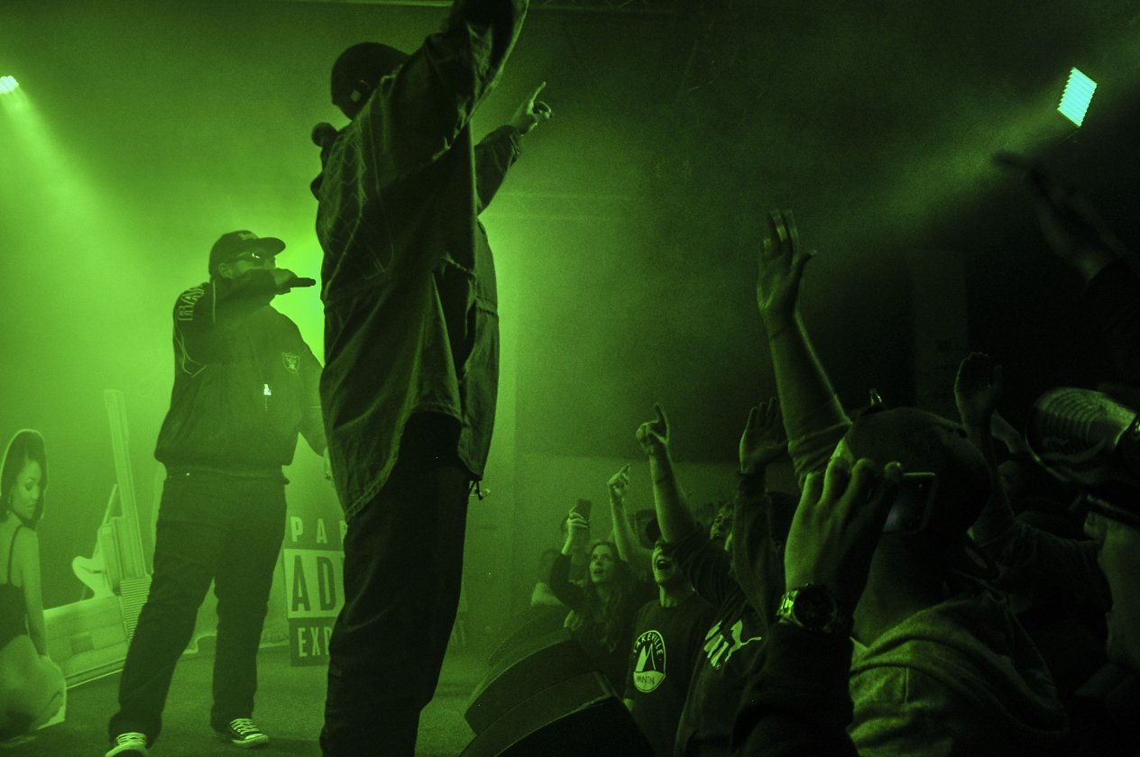 Der erste tighte Wei$$e auf Tour: DCVDNS live in Köln. – Gute Laune.