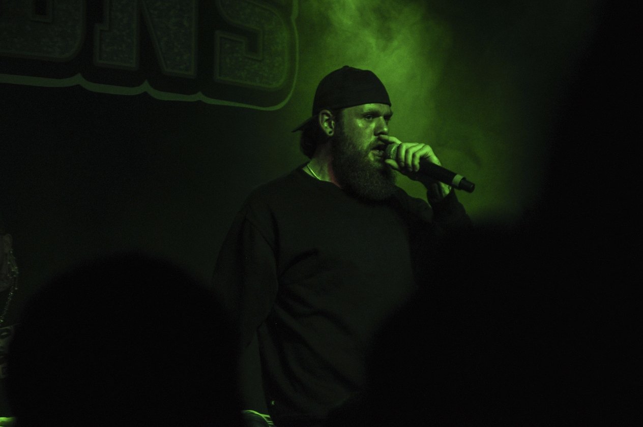 Der erste tighte Wei$$e auf Tour: DCVDNS live in Köln. – Vorab gibts aber erst mal eine Runde Karmo Kaputto.